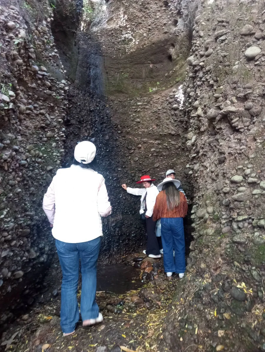 Visitantes junto a la catarata El Chibolo